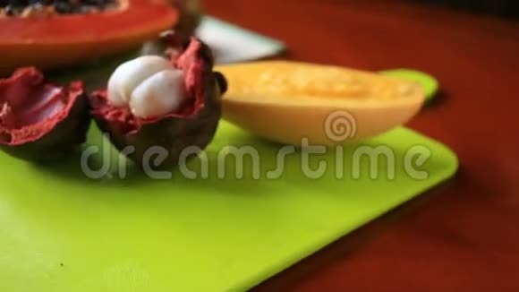餐桌上的异国热带水果泰国水果特写视频的预览图