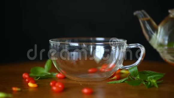 从玻璃茶壶里的成熟的红果酱果茶视频的预览图
