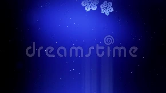 装饰的3d雪花在蓝色背景下在夜间缓慢地漂浮在空气中作为圣诞动画使用新年视频的预览图