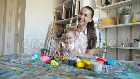 小女孩和妈妈在家玩塑料视频的预览图