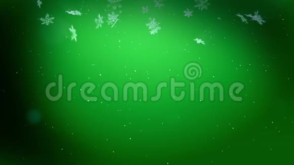 闪亮的3d雪花在空气中缓慢地漂浮在绿色的背景下在夜间发光使用动画圣诞视频的预览图