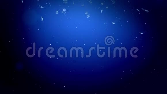 闪亮的三维雪花漂浮在空气中的蓝色背景用作圣诞节新年贺卡或冬季主题或视频的预览图