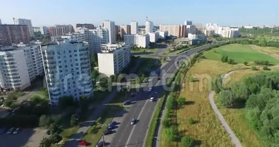 莫斯科的空中建筑街道道路和公寓视频的预览图