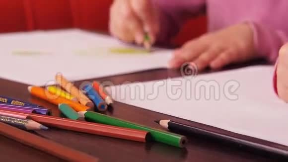 孩子们画铅笔两个小女孩用蜡笔在纸上画画视频的预览图