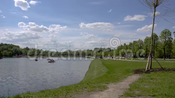 公园里美丽的池塘斯雷德尼查里钦斯基普拉德沙皇公园视频的预览图