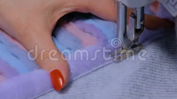 裁缝用缝纫机缝制毛皮大衣视频的预览图