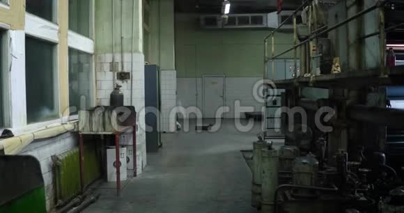 报纸沿着工厂的装配线移动视频的预览图
