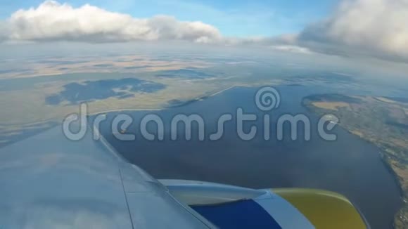 从空中透过飞机窗口观看天空从天空透过云层看到云和地球视频的预览图
