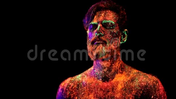 概念留胡子的人的肖像这个人是用紫外线粉画的视频的预览图