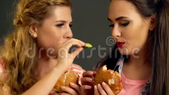 汉堡女人吃火腿快餐视频的预览图