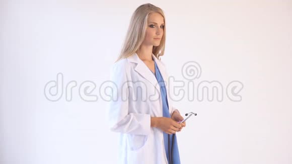 医生在医院用听诊器视频的预览图
