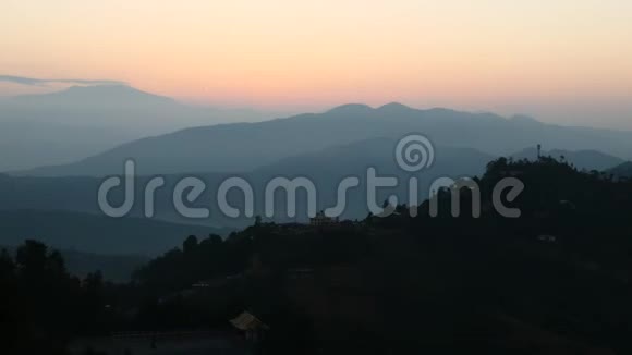 喜马拉雅山脉尼泊尔4K山谷海拔视频的预览图