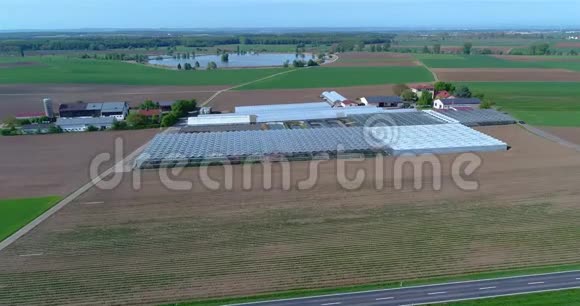 飞过大温室种植花卉的种植园大型温室欧洲农田间的温室视频的预览图