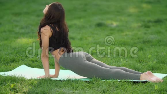 女人在公园户外练习瑜伽视频的预览图