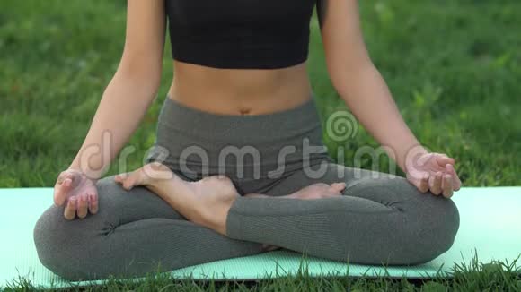 女人在公园户外练习瑜伽视频的预览图