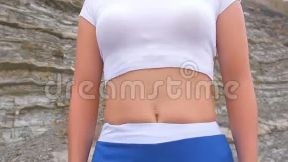 平腹女孩在呼吸锻炼身体的弹性腹部特写镜头视频的预览图