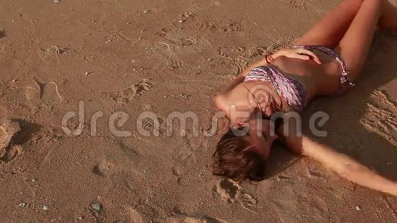 躺在海滩上的女人视频的预览图