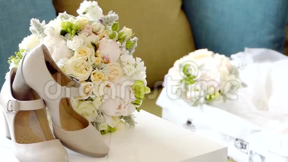 新娘婚礼鞋的镜头视频的预览图