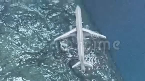 乘用飞机飞越大海和雪山视频的预览图