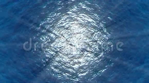 海浪反射太阳与射线视频的预览图