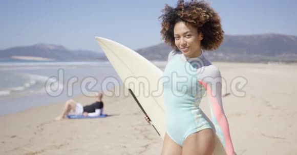 女性用冲浪板摆姿势视频的预览图