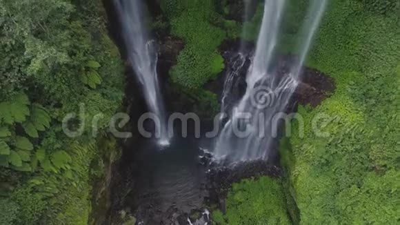 美丽的热带瀑布巴厘岛印度尼西亚视频的预览图