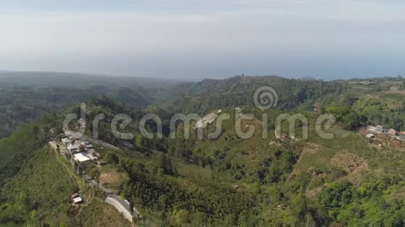 山区景观农田和村庄巴厘岛印度尼西亚视频的预览图
