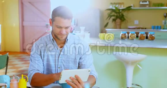 男子在喝咖啡时使用数码平板电脑视频的预览图
