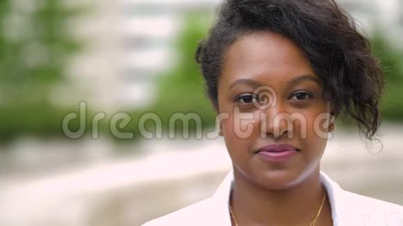 非洲裔美国青年妇女户外肖像视频的预览图