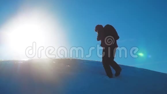 团队合作商务冬季旅行参考译文登山者登山者登山山顶岩石峰小组小组阳光下的剪影视频的预览图