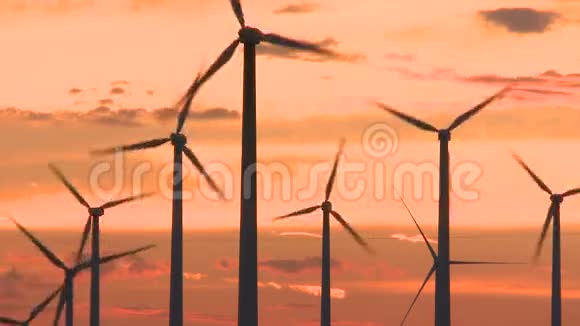 日落时加利福尼亚沙漠的风力发电机视频的预览图