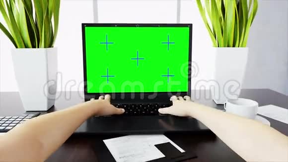 手放在键盘上工作空间办公室工作理念绿色屏幕现实的4k动画视频的预览图