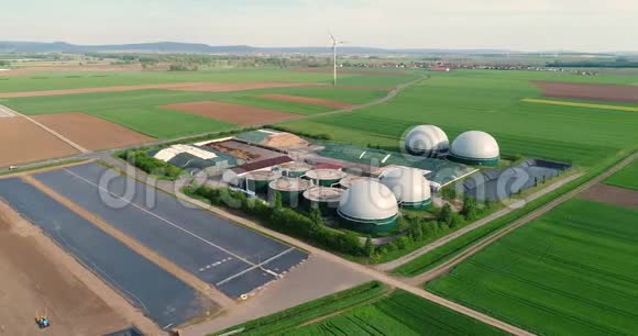 从猪场通过沼气厂的摄像头飞行生物质可再生能源现代农业欧洲联盟空中飞行视频的预览图
