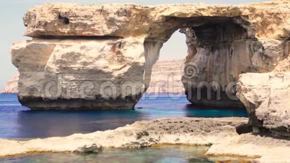 蔚蓝的窗户夏天阳光下戈佐岛著名的石拱马耳他视频的预览图