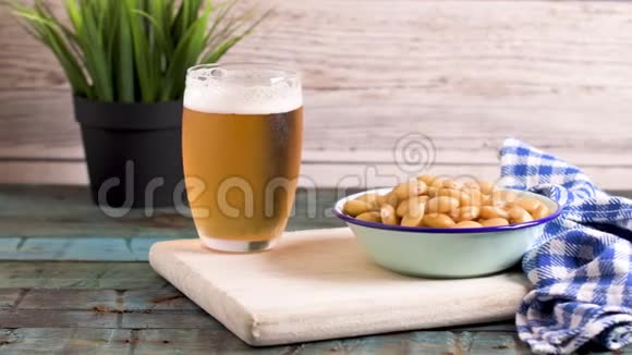 美味的羽扇豆和一杯啤酒视频的预览图