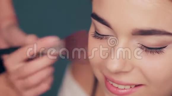 化妆师粉面为模特视频的预览图