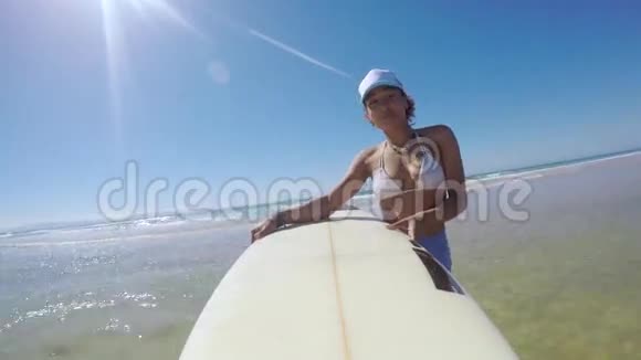 带着冲浪板的微笑女人视频的预览图