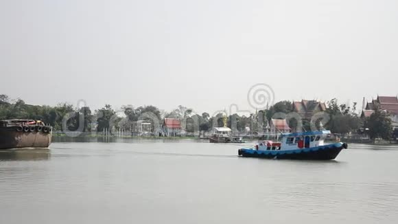 泰国AyutthayaChoaphraya河的驳船和Tug船货船视频的预览图