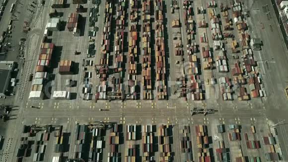 海港集装箱码头的鸟瞰图视频的预览图