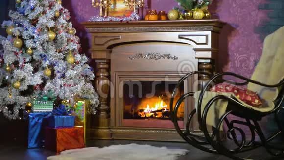 有壁炉的圣诞室内圣诞节背景视频的预览图