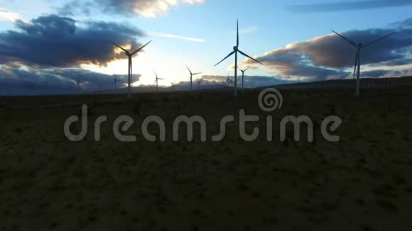 黎明时在野外用空中拍摄风力涡轮机视频的预览图