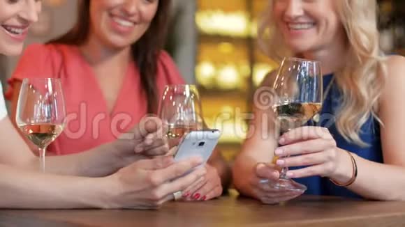 酒吧或餐馆里有智能手机的女性视频的预览图