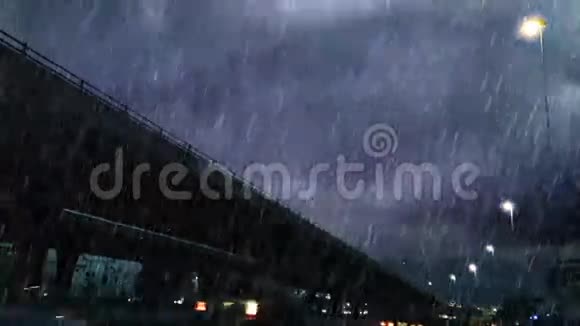 桥上下大雨视频的预览图