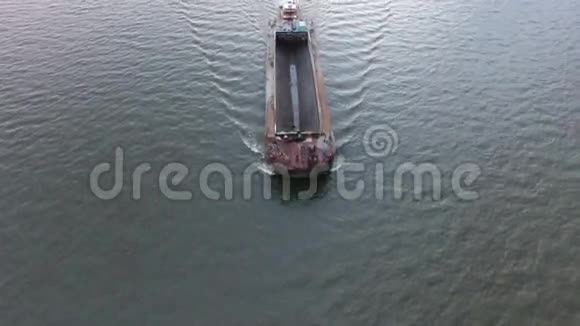 特拉华河上的驳船和拖船的空中足迹视频的预览图