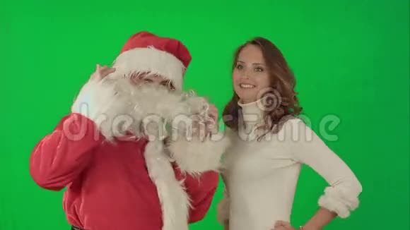 美丽的圣诞女和圣诞老人跳舞视频的预览图