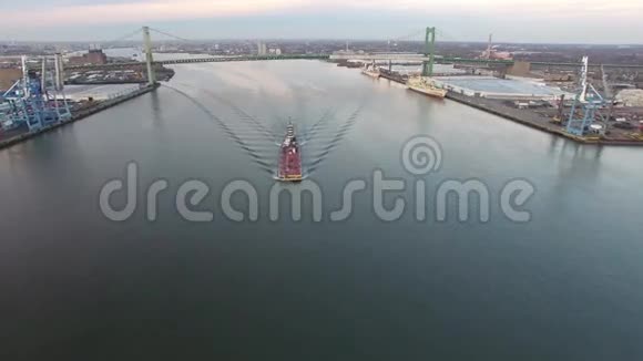 特拉华河图格船和驳船的空中飞行视频的预览图
