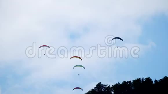 在天空中飞行的串联滑翔伞视频的预览图