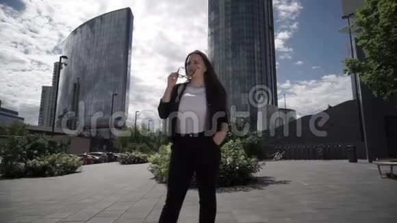 市中心自信的女人视频的预览图