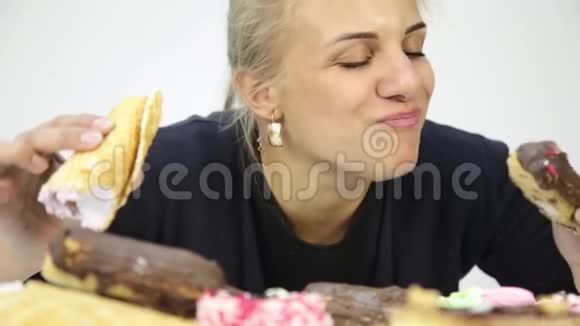 长时间饮食后疯狂吃纸杯蛋糕的女人视频的预览图