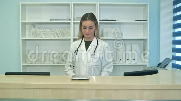 在接待处用听诊器微笑女医生视频的预览图